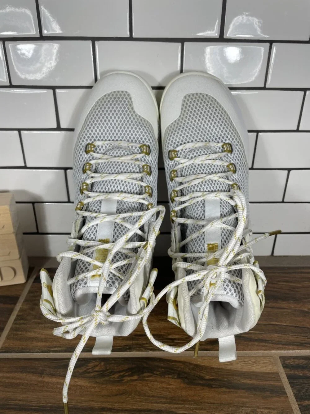 Under Armour HOVR Highlight Ace Shoes Womens Sz 9 White Gold Volleyball Sneakers